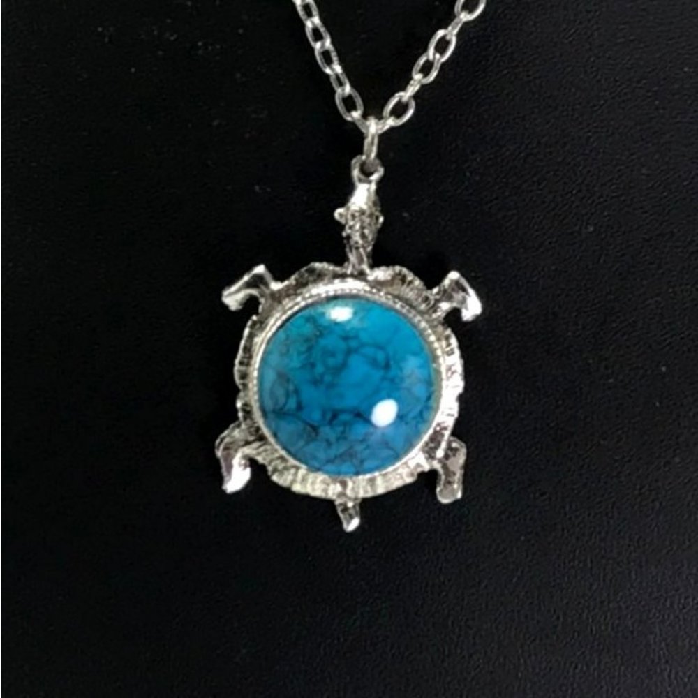 1970s Faux Turquoise and Silver Tone Metal Turtle Tortoise Pendant Necklace